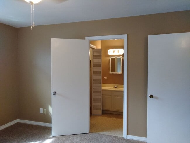 Building Photo - Village Green Townhouse for Lease!