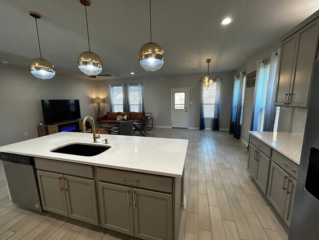 Building Photo - 3BR/2BA single-family home with fenced yard and attached garage in Jarrell, TX.