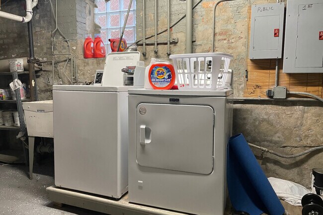 Building Photo - 3727 N Lakewood Ave