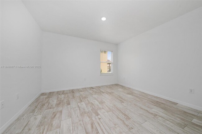 Building Photo - 1106 W Oak St