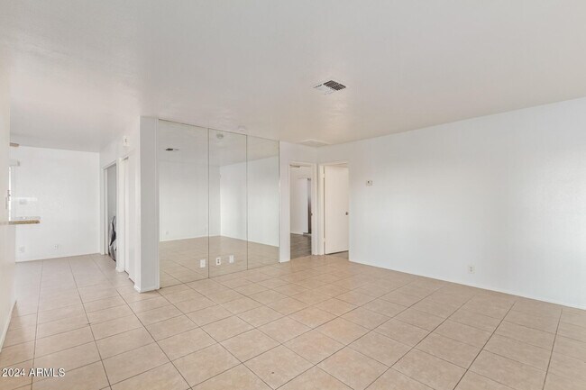 Building Photo - 511 W Blackhawk Dr