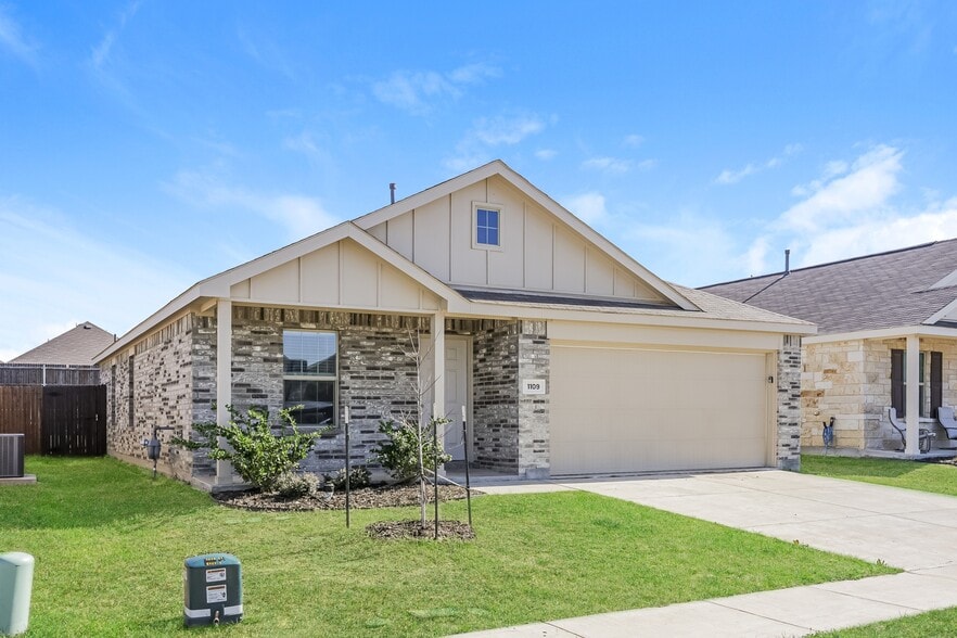 Building Photo - 1109 Wildflower St