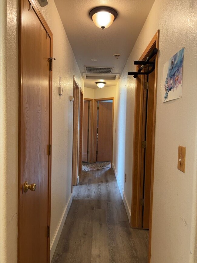 Building Photo - STUDENTS WELCOME! 3 Bed, 2 Bath Duplex in West Fort Collins close to Foothills