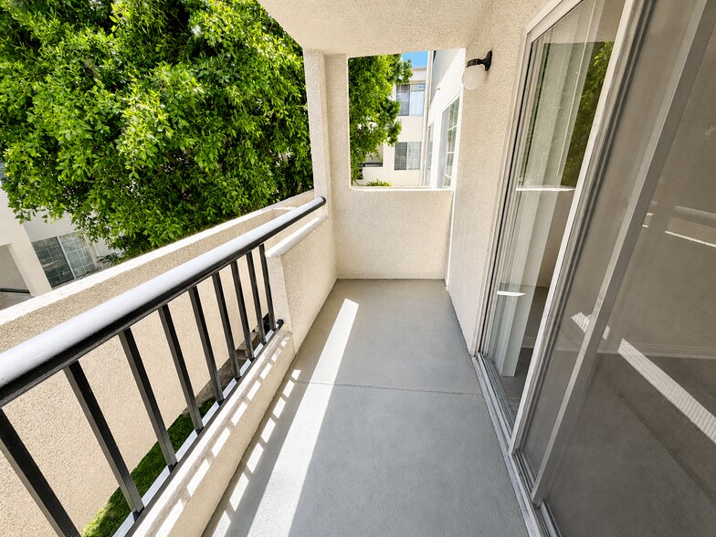 Building Photo - 5525 Canoga Ave