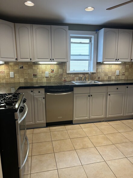 Building Photo - 178 Crescent Pl