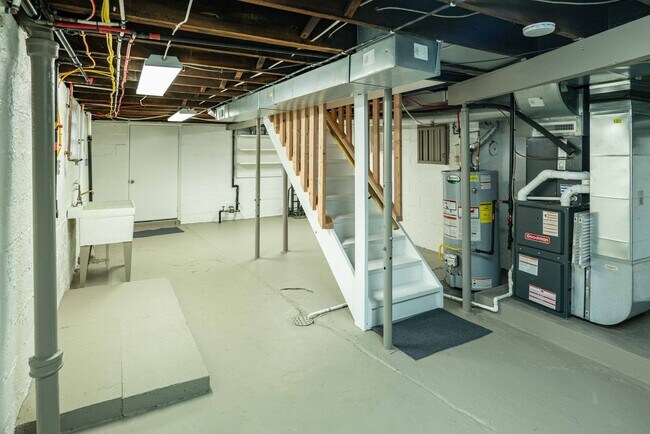 Building Photo - SCORE 1ST MONTH'S RENT FREE IF SIGNED BY FEB 6! Gorgeous 2 bedroom with BONUS ROOM in Scott Towns...