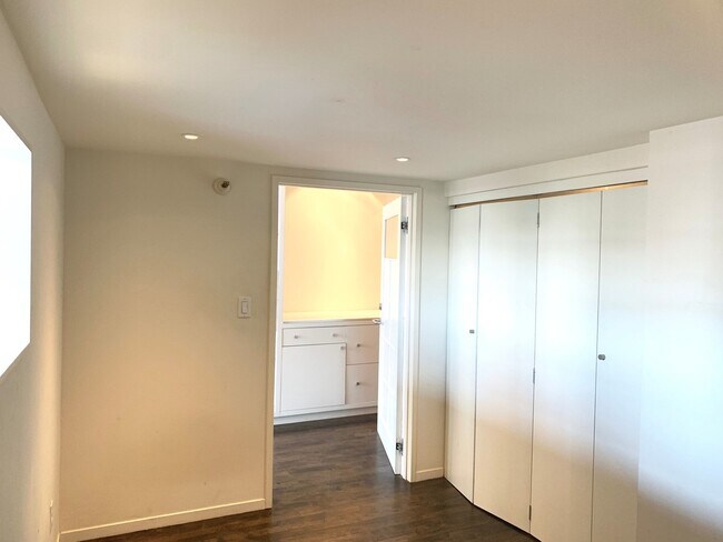 Building Photo - STUNNING LARGE CORNER LIVE/WORK 1 BED+ DEN...