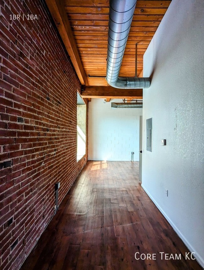 Building Photo - 1 Bedroom in River Market with Downtown Vi...