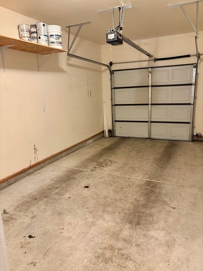 Building Photo - Central Point - Refined Townhouse with Dual Primary Suites