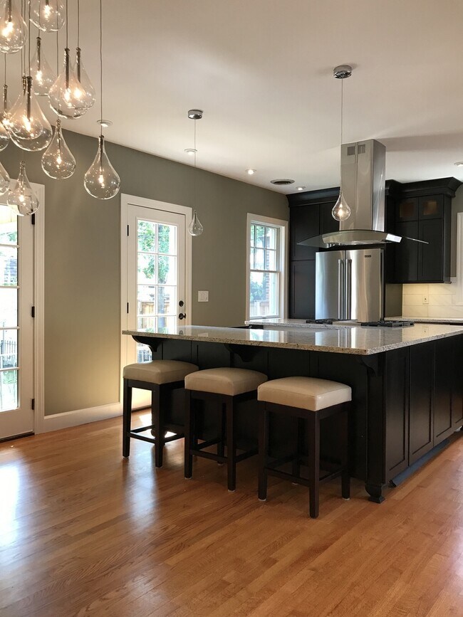 Building Photo - Two bed one bath in prime Park Hill location.