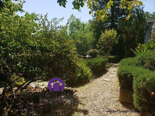 Building Photo - 2234 Oakvale Rd