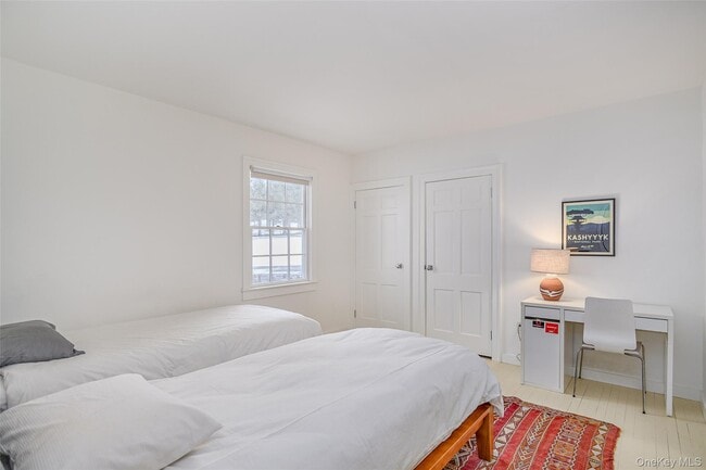 Building Photo - 159 Old Quaker Hill Rd