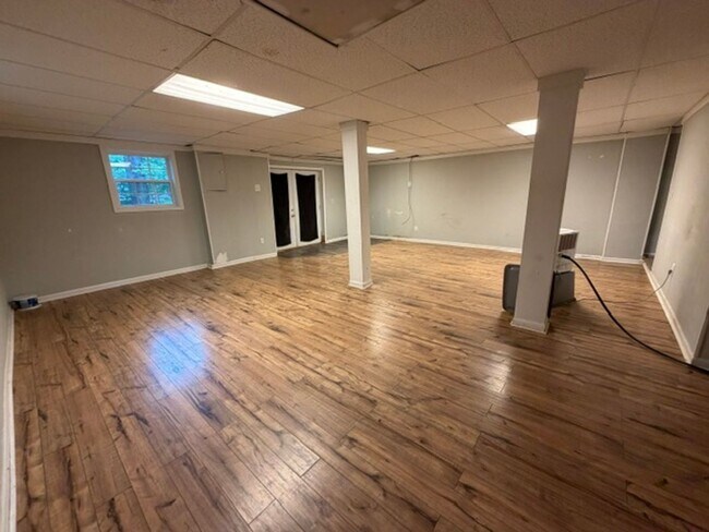 Building Photo - 4040 Lynncrest Dr NE