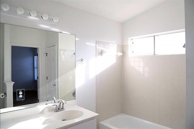 Building Photo - 805 Settlement St