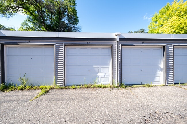 Building Photo - 2050 Montreal Ave