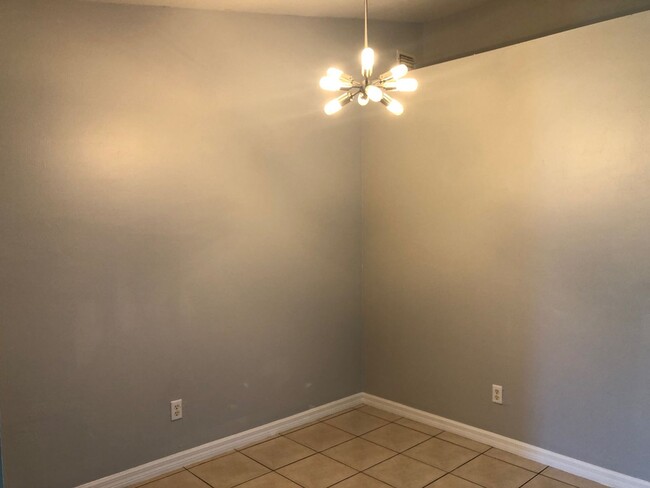 Building Photo - 2 Bedroom 2 bath duplex. 1 car garage and ...