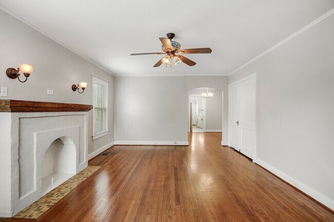 Building Photo - 5924 La Vista Dr