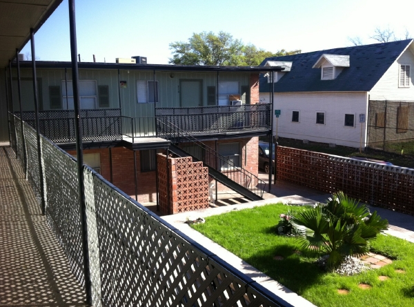 Courtyard - East Azul Apartments