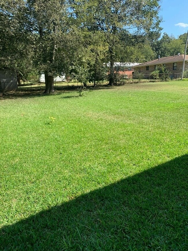 Building Photo - 2 Bedroom 1 Bathroom Home With Carport.