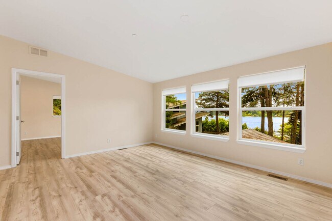 Building Photo - 3930 E Lake Sammamish Pkwy NE