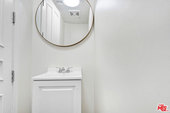 Building Photo - 4156 Sunswept Dr