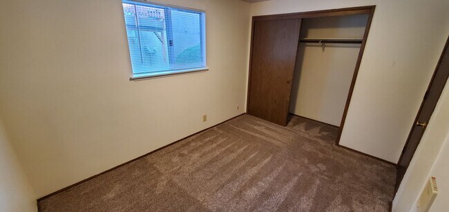 Building Photo - Two Bedroom Apartment in South Salem
