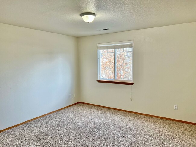 Building Photo - Excellent Location in Fishers Landing near...