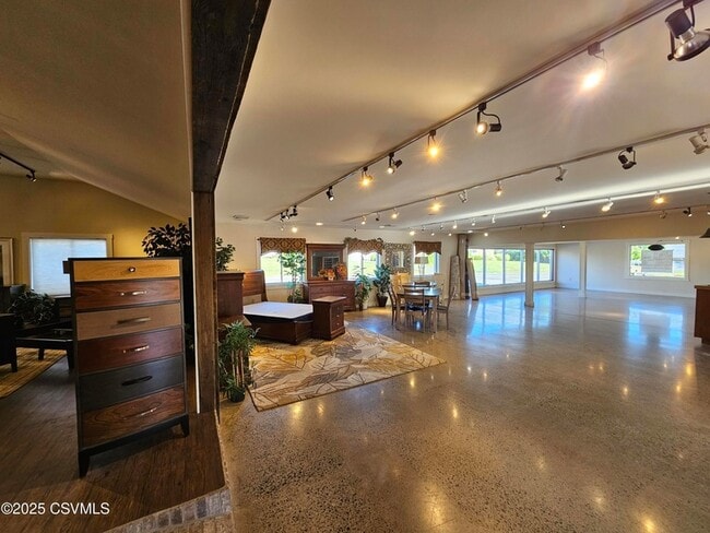 Building Photo - 341 N Market St