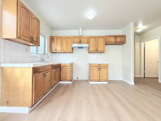Building Photo - 1325 W 58th St