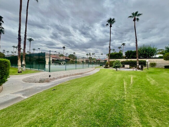 Building Photo - AVAILABLE NOW!! LOVELY - 1 Bed 1 Bath Uppe...