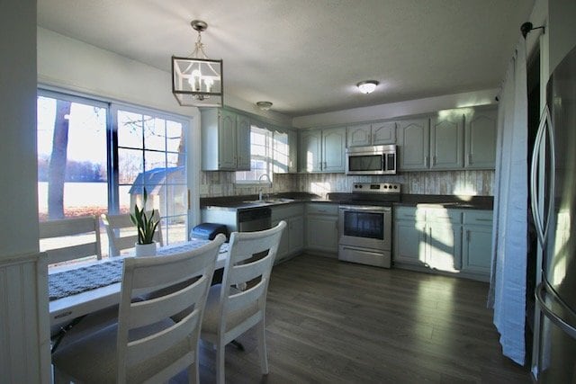 Building Photo - Available September 1st - This Home is Wai...