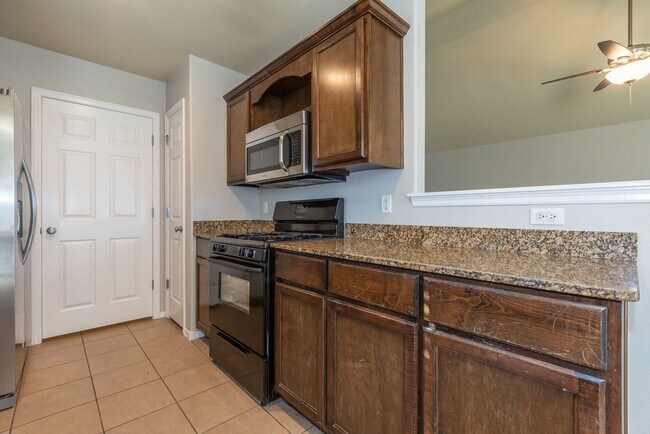 Building Photo - Charming 3 Bed/2 Bath near pool!