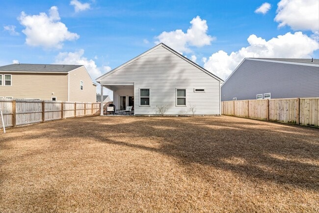 Building Photo - Modern Moncks Corner Home!