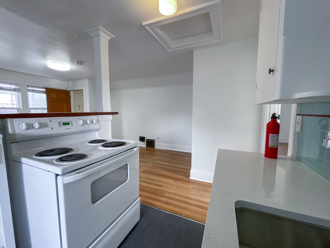 Building Photo - Lovely 1Bd + 1Ba in NE Portland!! Biker’s Paradise Near Mississippi Ave!!