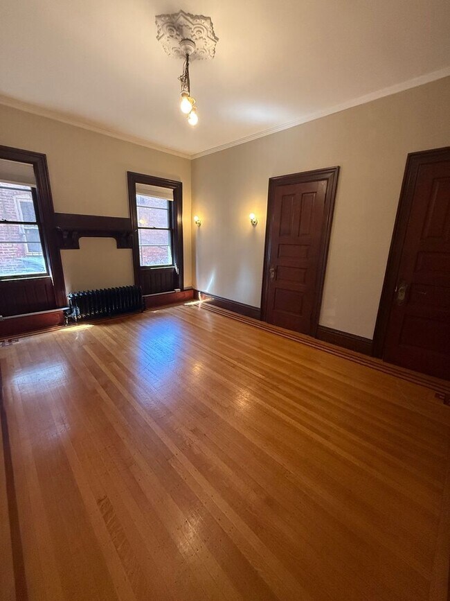 Building Photo - 409 Grand St