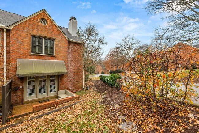 Building Photo - Townhome LOCATION!