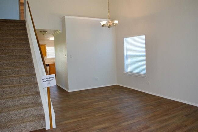 Building Photo - 1708 Darjeeling Dr