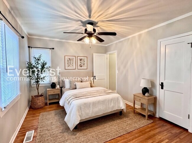 Building Photo - Charming 2-Bed/2 bath Bungalow with Modern Amenities and Ideal Location / Pet-Friendly / Availabl...