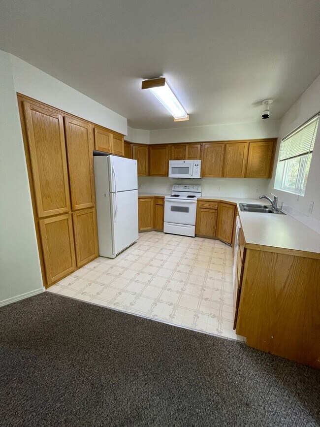 Building Photo - 2430 NW Granite Ct