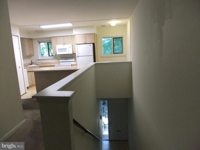 Building Photo - 1700 Oakwood Terrace