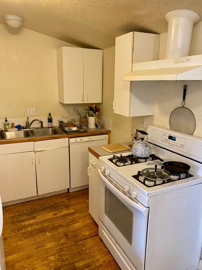Building Photo - Historic Charm -Located Between CU Campus ...