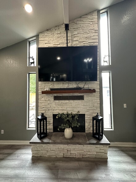 Main Living room - 9824 157th St E