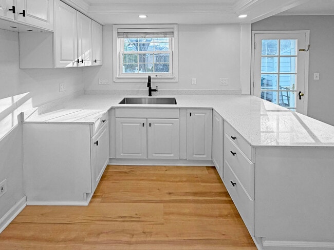 Building Photo - 3746 Brewster St