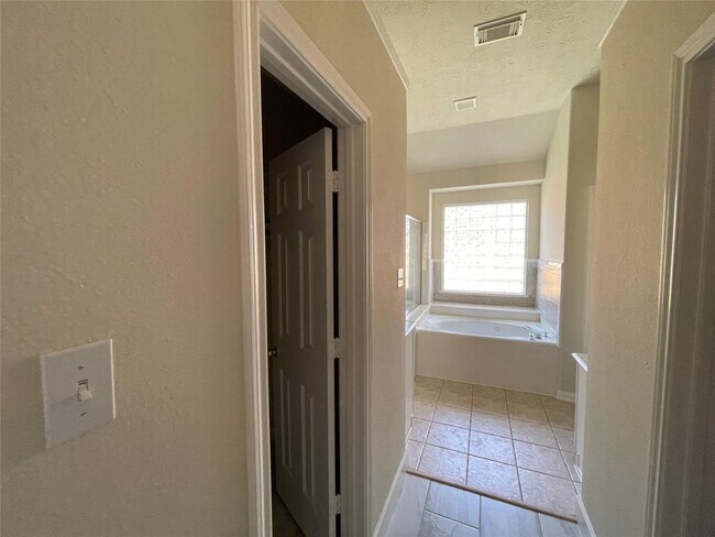 Building Photo - 5934 Heathmoor Ln