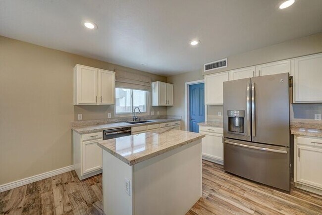 Building Photo - COMING SOON! Gorgeous Gilbert Home with Go...
