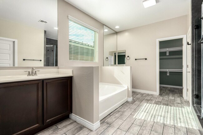 Building Photo - 1035 Carlsbad Dr