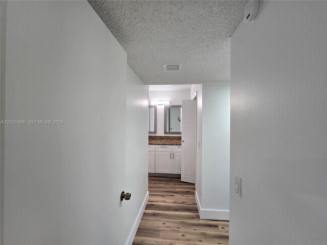 Building Photo - 310 Racquet Club Rd