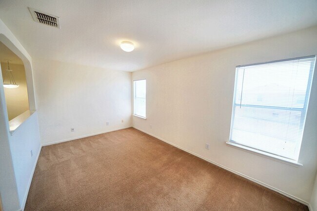 Building Photo - Lovely Home in Gated Universal City Neighb...