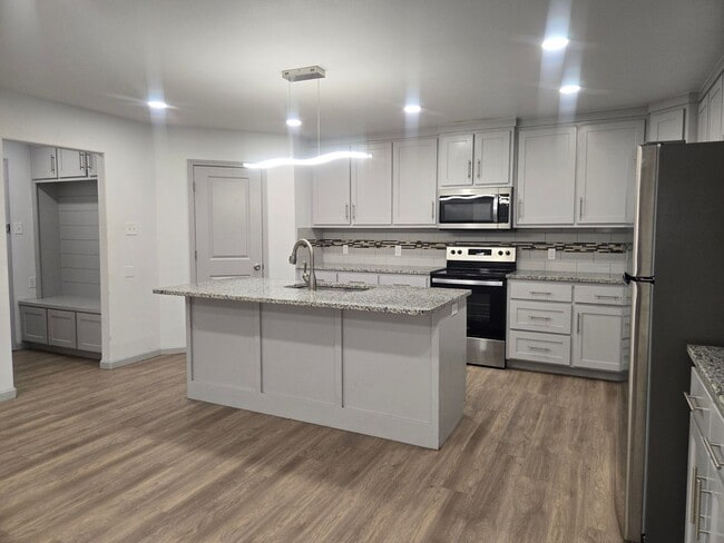 Building Photo - Spacious 4/3/2 Home with Modern Finishes and Great Location