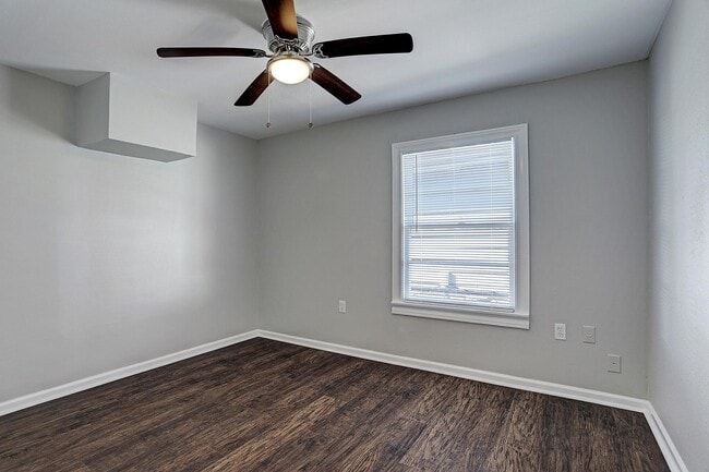 Building Photo - 125 W Pecan Ln